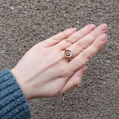 Flower shaped blue paste gold ring