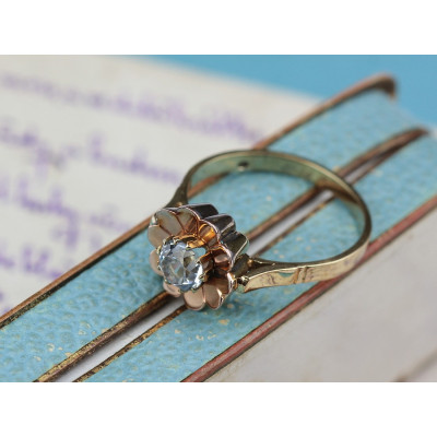 Flower shaped blue paste gold ring