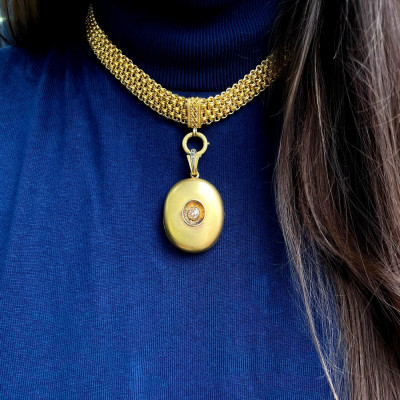 Zlatý náhrdelník s medailonem v etuji - 70. - 80. léta 19. století