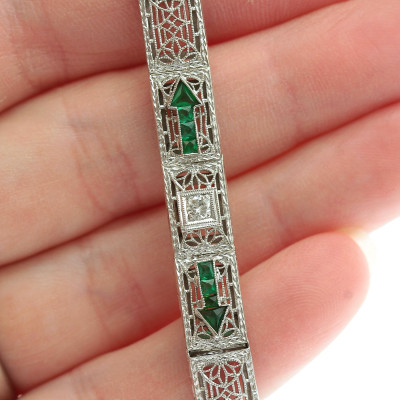 Zlatý náramek s diamanty a imitací smaragdů