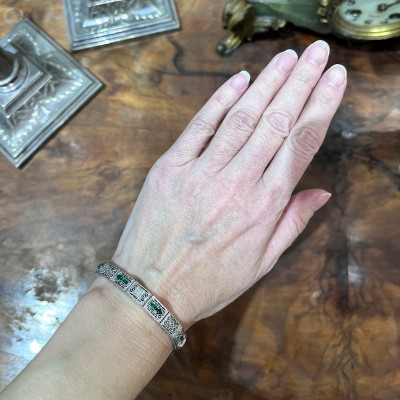 Zlatý náramek s diamanty a imitací smaragdů