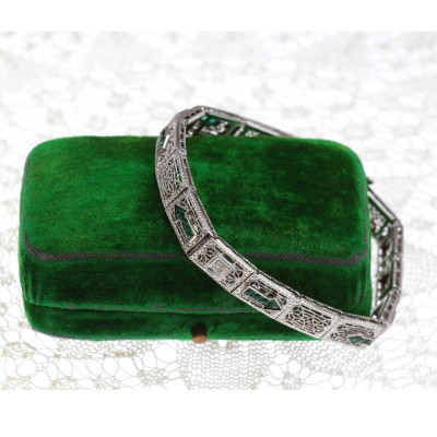 Zlatý náramek s diamanty a imitací smaragdů