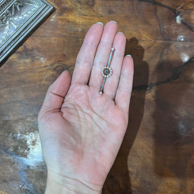 Brožka se safírkem a perličkami