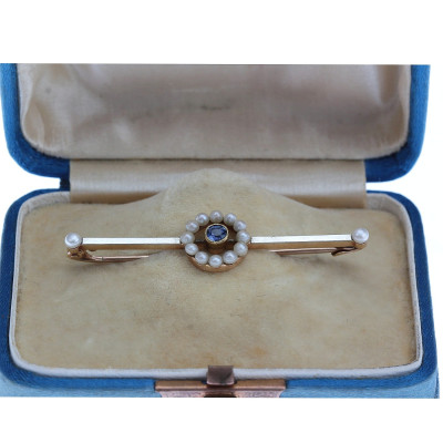 Bar brooch with sapphire and pearls