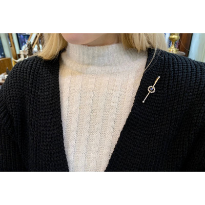 Bar brooch with sapphire and pearls