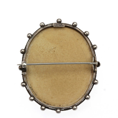 Brož s kamejí z lávového kamene