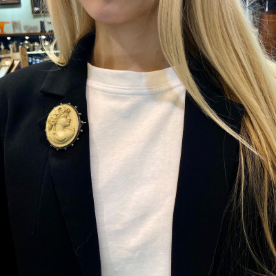 Brož s kamejí z lávového kamene