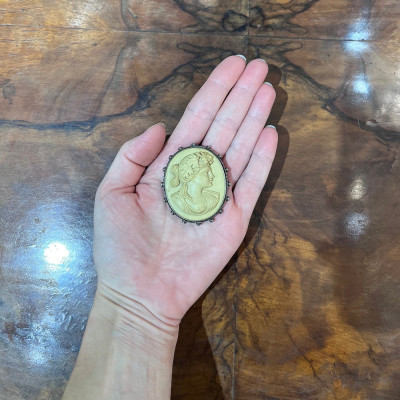 Brož s kamejí z lávového kamene