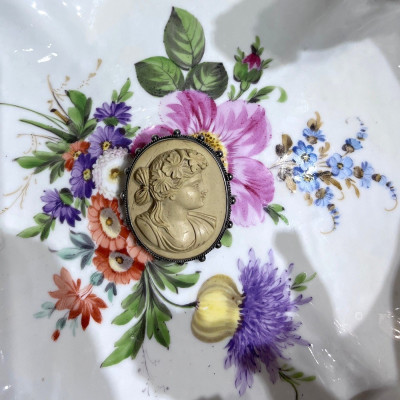 Brož s kamejí z lávového kamene