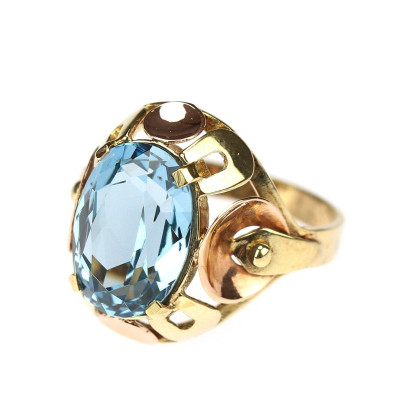 Gold ring with synthetic spinel