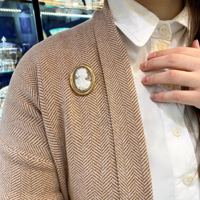 Kamej ve zlatém rámečku