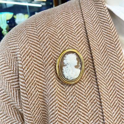 Kamej ve zlatém rámečku