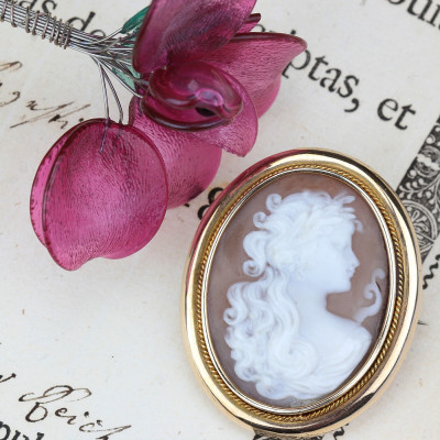 Kamej ve zlatém rámečku