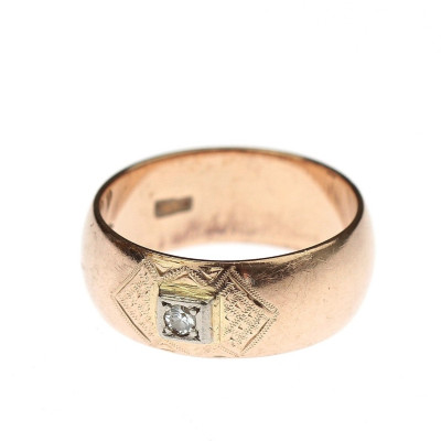 Zlatý prsten s diamantem