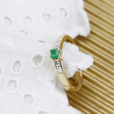 Zlatý prsten se smaragdem a diamanty