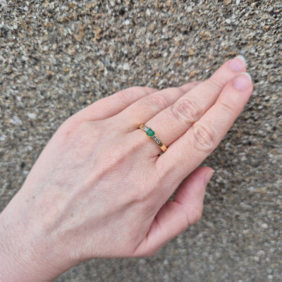 Zlatý prsten se smaragdem a diamanty