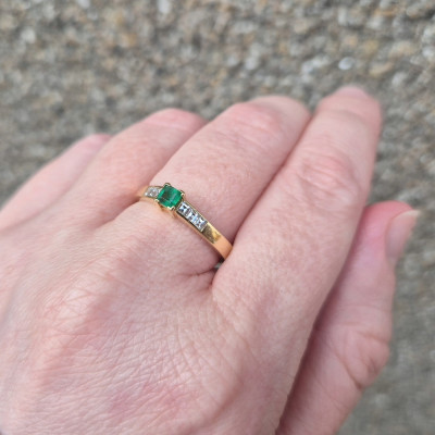 Zlatý prsten se smaragdem a diamanty