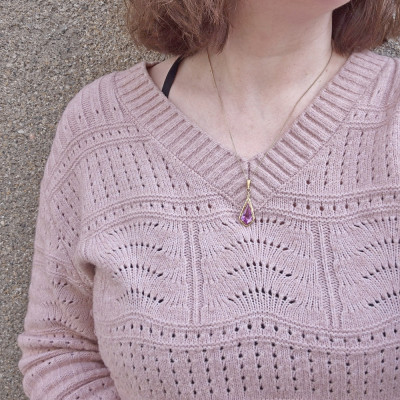 Zlatý náhrdelník s růžovým syntetickým kamenem