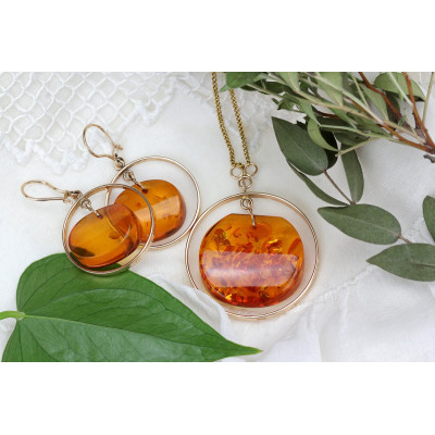 Zlatý náhrdelník s jantarem