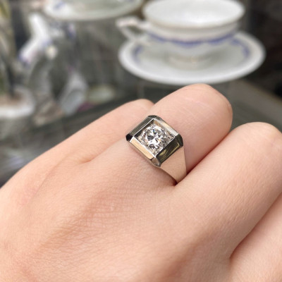 Gold ring with a 0.85 ct diamond