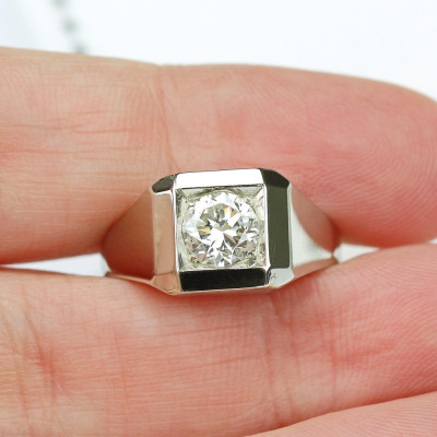 Gold ring with a 0.85 ct diamond