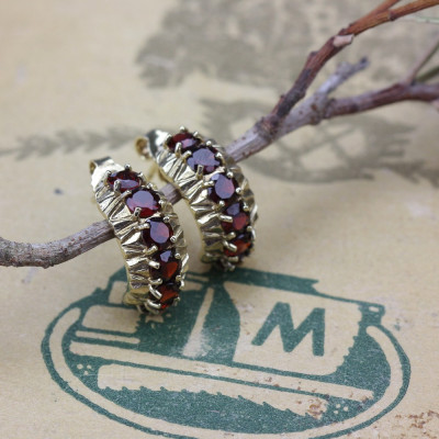 Gold earrings with garnets