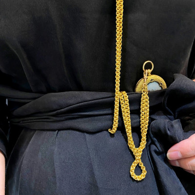 Dlouhý zlatý řetěz se secesním jezdcem