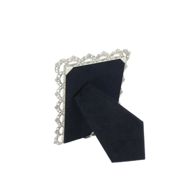 Zdobný stříbrný rámeček na fotografii