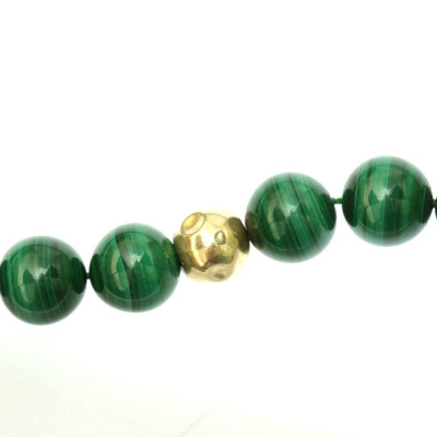 Malachitové korále se zlatými prvky