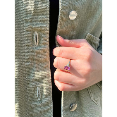 Zlatý prstýnek s růžovým syntetickým safírem