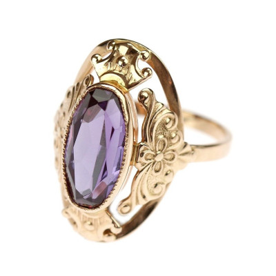 Gold ring with synthetic sapphire