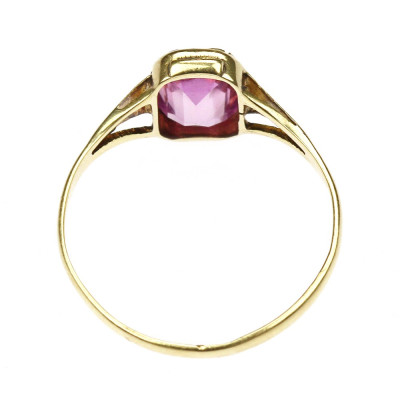 Zlatý prstýnek s růžovým syntetickým safírem