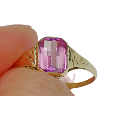 Zlatý prstýnek s růžovým syntetickým safírem