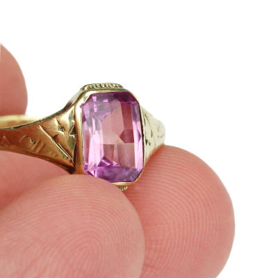 Zlatý prstýnek s růžovým syntetickým safírem