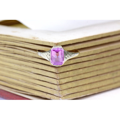 Zlatý prstýnek s růžovým syntetickým safírem