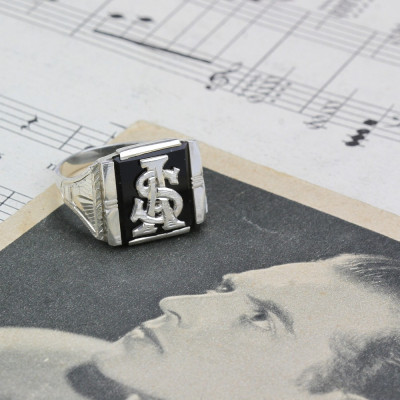 Stříbrný prsten s onyxem a monogramem "AS/SA"