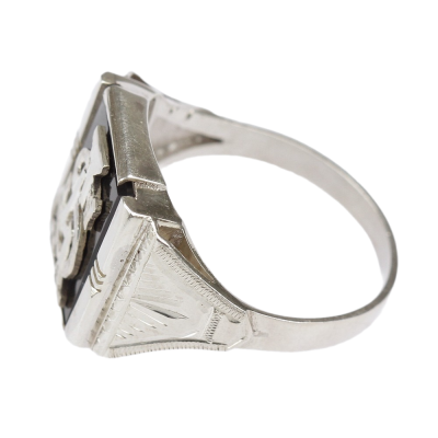 Stříbrný prsten s onyxem a monogramem "AS/SA"