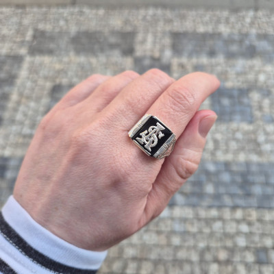 Stříbrný prsten s onyxem a monogramem "AS/SA"