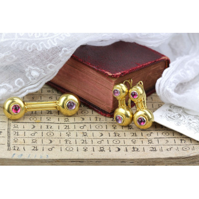 Gold earrings with cabochon cut amethysts