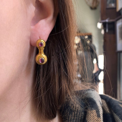 Gold earrings with cabochon cut amethysts