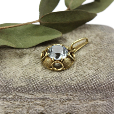 Zlatý přívěsek se syntetickým spinelem