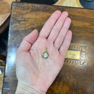 Gold pendant with synthetic spinel