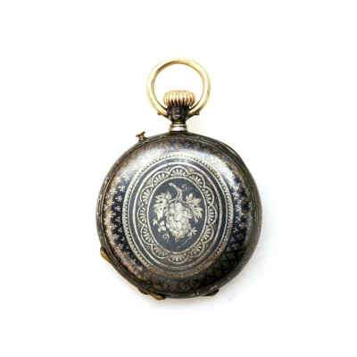 Kapesní hodinky ze stříbra a zlata zdobené tulou