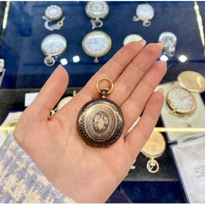 Kapesní hodinky ze stříbra a zlata zdobené tulou