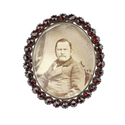 Granátová brož - medailon