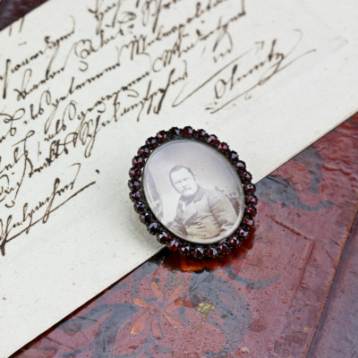 Granátová brož - medailon