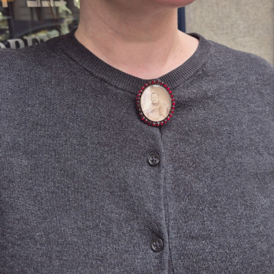 Granátová brož - medailon