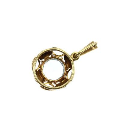 Gold pendant with synthetic spinel