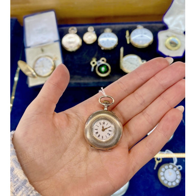 Malé stříbrné kapesní hodinky - jeptišky
