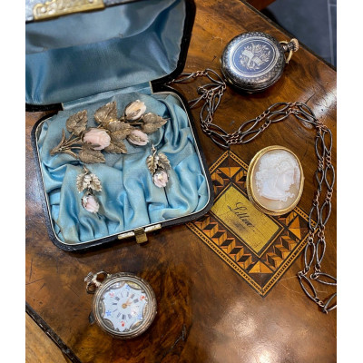 Kapesní hodinky ze stříbra a zlata zdobené tulou